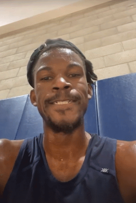 汗如雨下巴特勒更新社媒晒自己训练视频