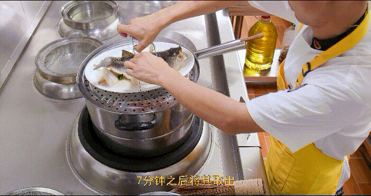 【1】然后放入蒸锅中大火蒸制7分钟,同学们切记,蒸鱼需要根据其大小