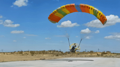 据介绍,此次试飞的轮式动力伞又称滑翔机,在空中飞行最高极限是2000米