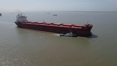 这个区域航路交错多,通航船型大,通航密度高,通航日流量在3000多艘次