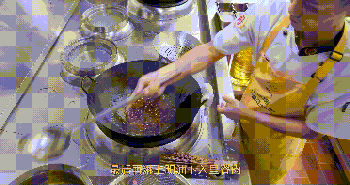 【9】翻炒均匀之后再撒上白芝麻即可出锅上菜.