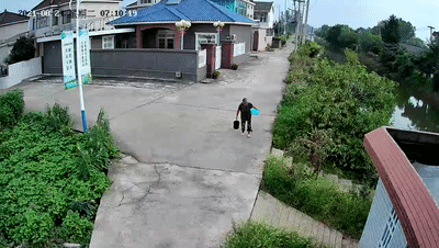 镇江某地一57岁大爷跳进水中救起81岁老奶奶