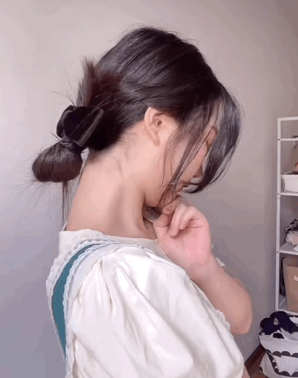 中长发扎法step1:两侧留两缕头发,然后卷卷卷到后面扎起来再翻一下