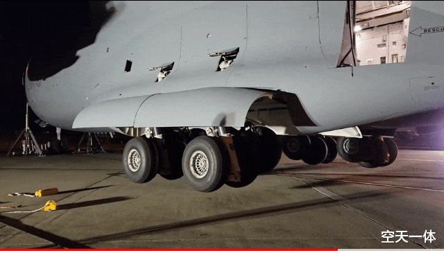 从美军飞机上坠落的男孩,被发现时全身骨头都碎了…