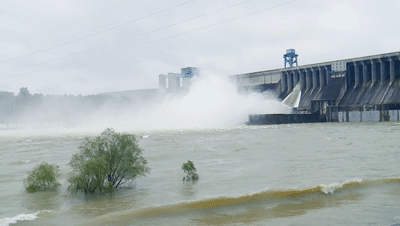 水位持续上涨丹江口大坝迎来今年入汛最大洪峰