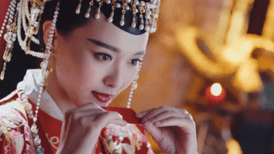 图片来源于网络,侵删敷铅粉,抹胭脂,画黛眉,点额黄,再搭配上精致的