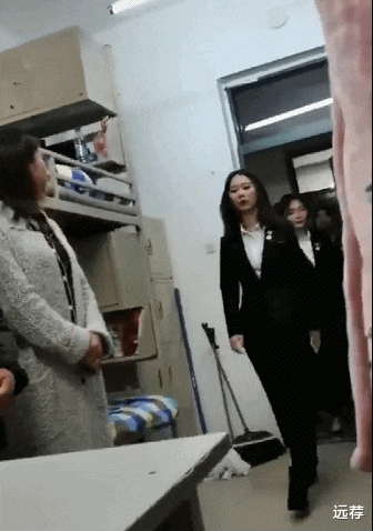 一年级女生宿舍里,女生正在寝室休息,忽然听见有人敲门.