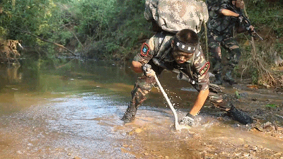 "猎人"集训 空军侦察兵直面残酷战场考验
