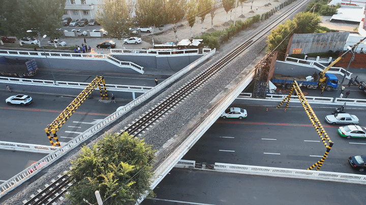 辽源公铁立交桥广告牌拆除提升市容品质