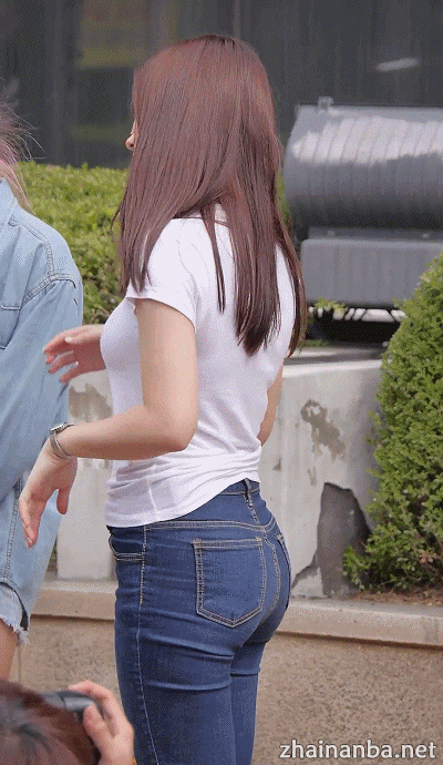 不信你们看而是因为她把简单的白t 牛仔裤穿的巨好看不是因为电视剧