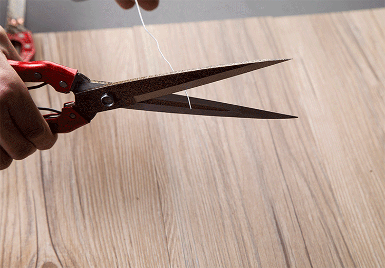 不管剪刀有多钝,只需一个易拉罐,学会这一招,剪刀瞬间锋利如新