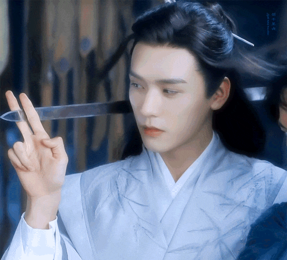 热巴新剧路透,"一头白发"让人眼前一亮,龚俊身穿华服气场强大