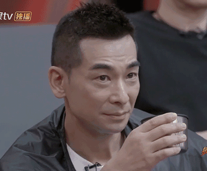 赵文卓在节目里拿保温杯,看着就像拿法海的金钵,随时准备收妖无论是