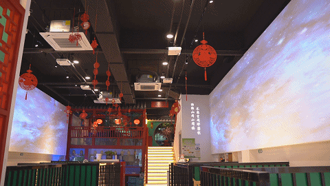 于是,他很快找到了位于五洲花城的一个店铺开始捣鼓起来.