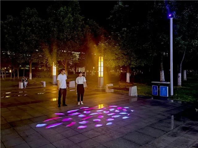 9月13日,都梁广场下广场,市民在观赏景观投影"该项目于9月初进场安装