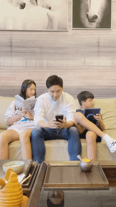 田亮与森碟亮仔拍日常另有小男孩出镜,长相并不像他们