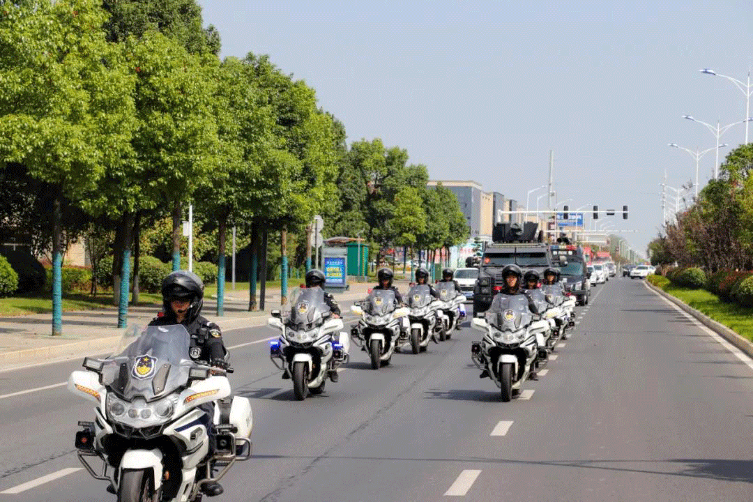 号角声声催奋进,警徽熠熠映忠诚.