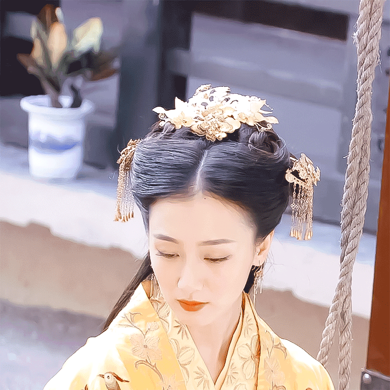 她在《轩辕剑》里的装扮颇为亮眼,清丽婉约,楚楚动人,即便在美女如云