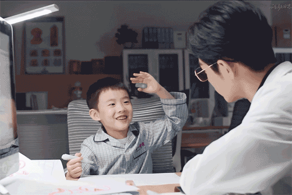 第二张是顾魏和林之校开心地相拥.