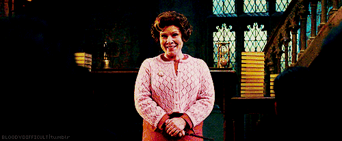 多洛雷斯·乌姆里奇是哈利在霍格沃茨5年级时的黑魔法防御课教授,相信