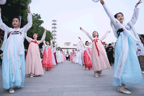 邂逅一段难忘又美好的穿越时光让人一瞬间仿佛穿越了古今随处可见古装