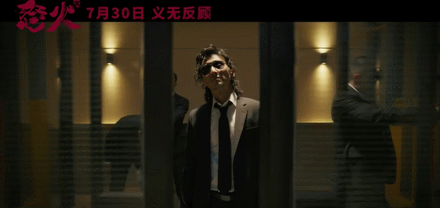 美人尖绝配,潮色太阳镜让全黑穿搭避免太过严肃;《怒火·重案》这一波