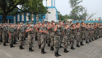 在昂船洲,石岗,赤柱等军营里,国歌声响彻座座营区,在陆海空三军官兵的