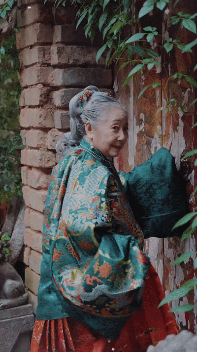 老人家在社交媒体上注册了一个账号,每天都会分享一些汉服表演视频.