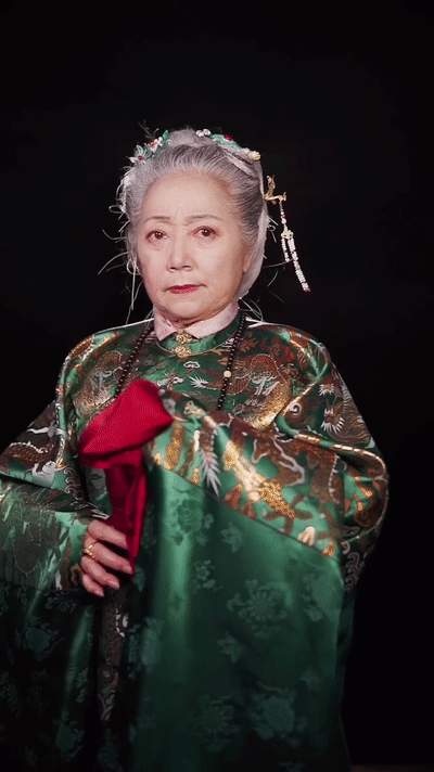 look~奶奶精湛的艺术表演,以及一副岁月静好的样子,着实让人钦佩不已.