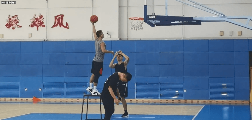 视频中,他以第三视角拍摄了高诗岩扣篮视频的录制全过程.