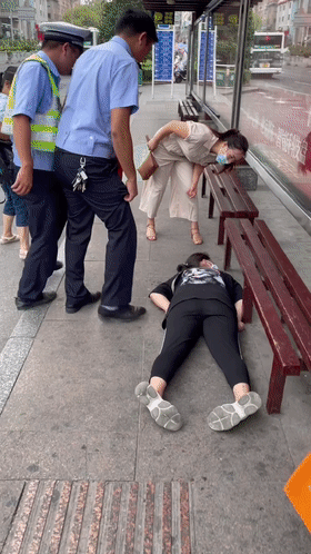 凯里女子突发急症晕倒交警转危为安