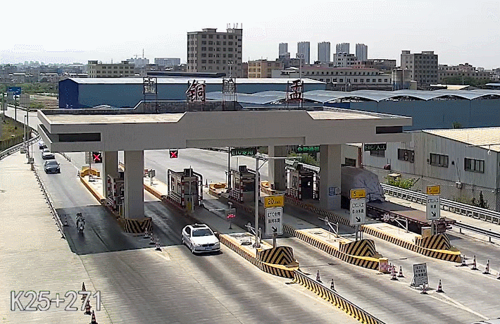 井都匝道附近设卡拦截交警,路政部门在潮汕环线高速公路为确保2名小