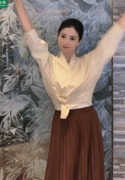 在《甄嬛传》里饰演"沈眉庄"的斓曦,居然靠穿"丑衣服",跳"笨笨舞"翻红