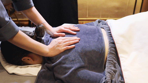 按摩完毕将香薰精油擦干之后,会用艾绒仪进行温灸15分钟,过程中背部