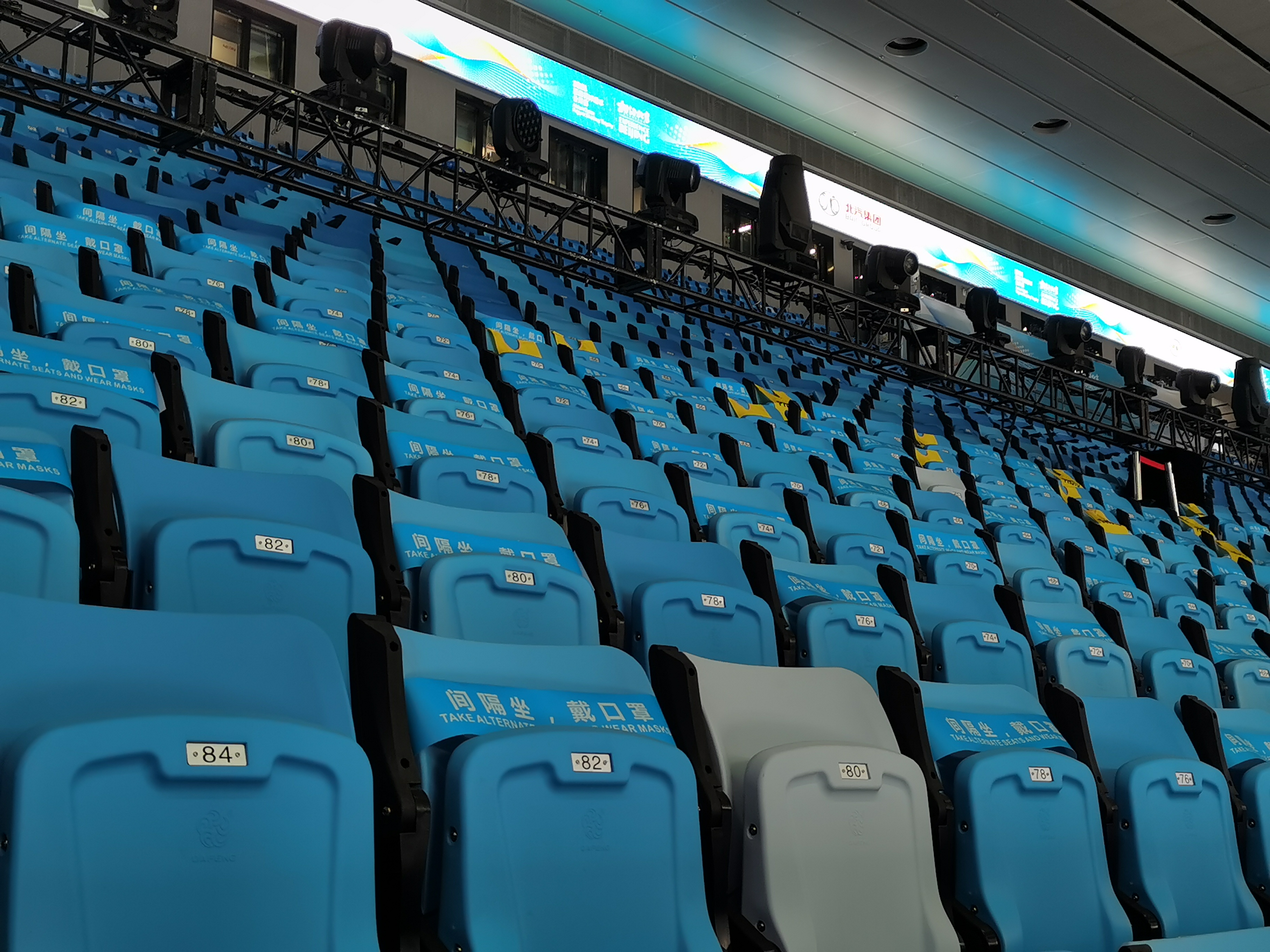 为提升观众的舒适性,首体改造增加了座位之间的距离