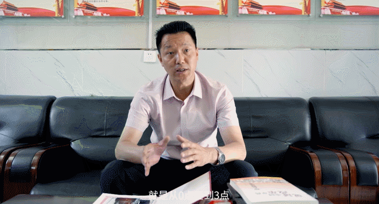 曹燕老师开始帮他纠正发音,过了几天,她交给张俊成两张证,一张英语