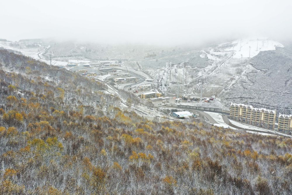 10月6日，北京2022年冬奥会张家口赛区迎来降雪。