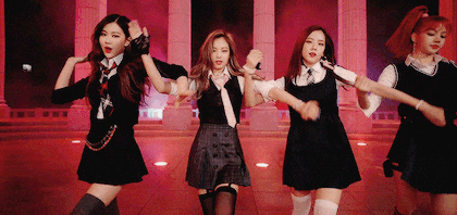 主办方会准备一系列当下最火的或是非常经典的kpop歌曲,所有参与游戏