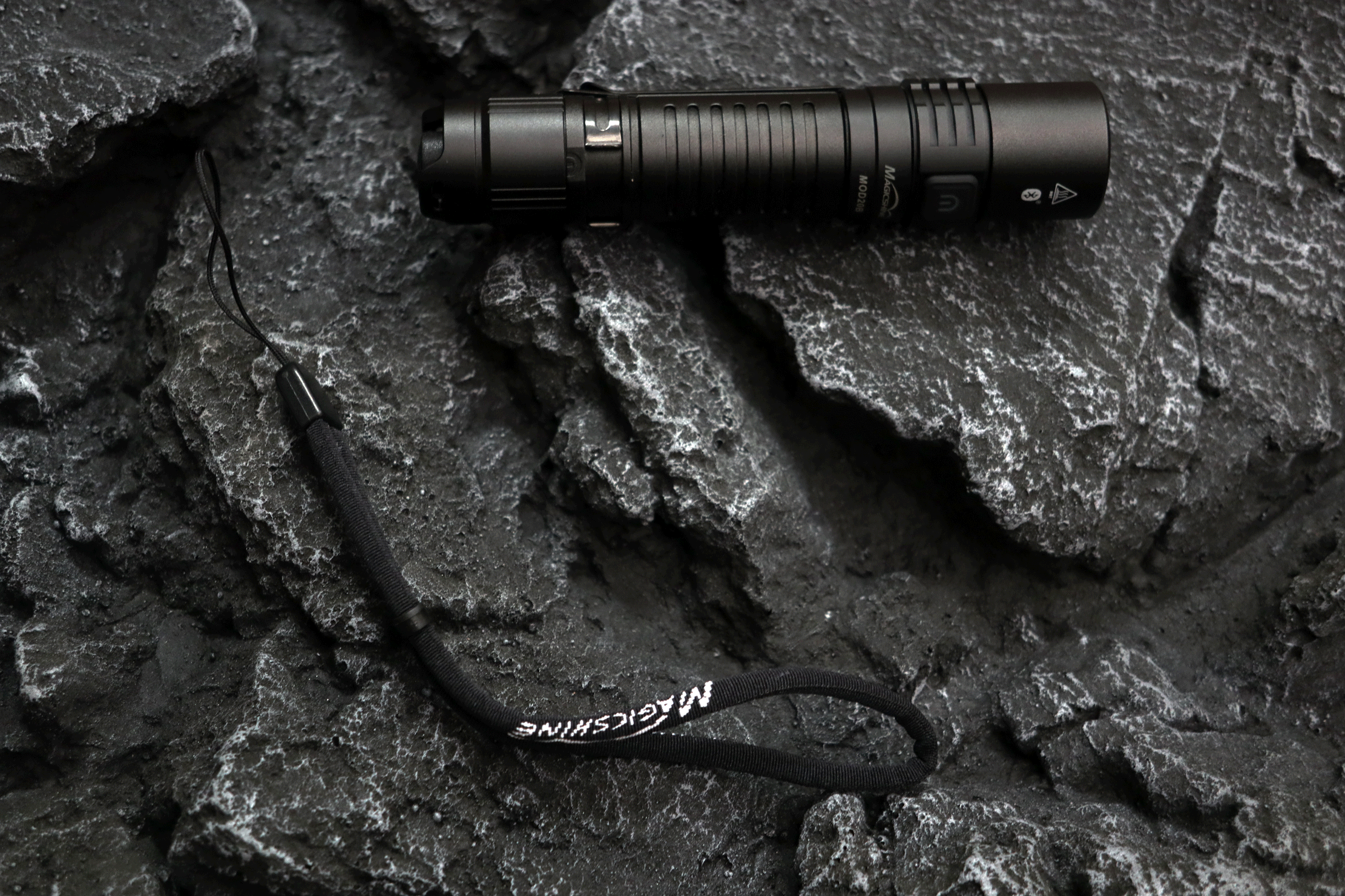 便携精致全能可靠迈极炫mod20b手电筒