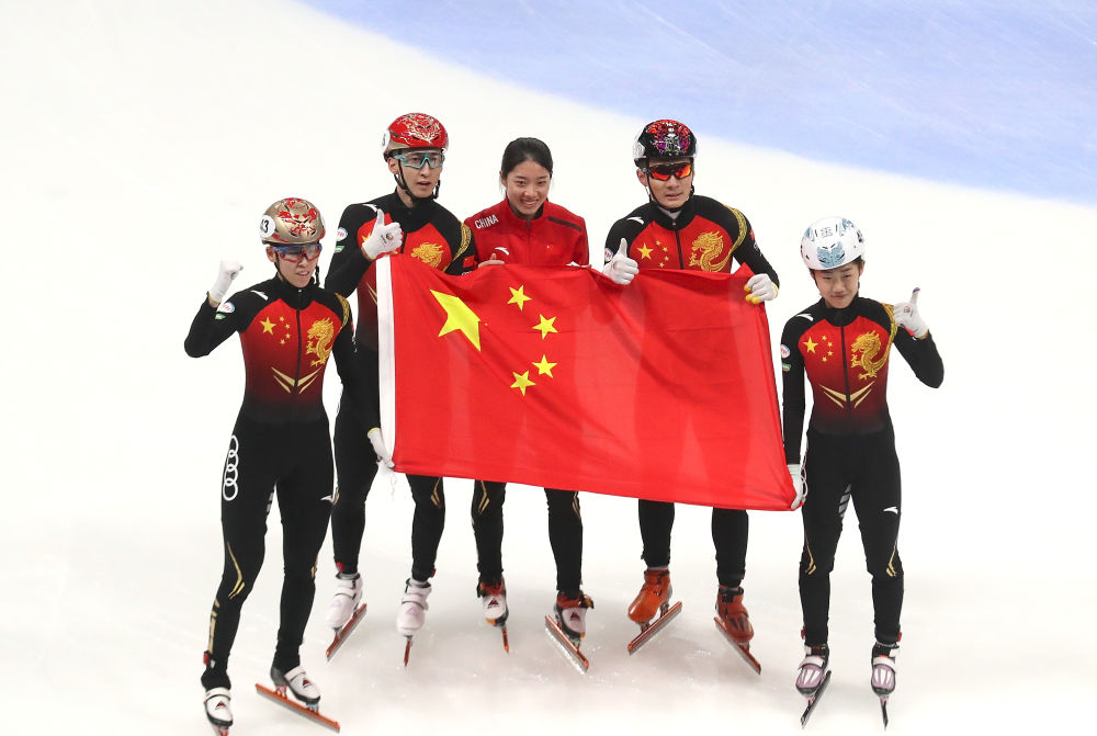 获得混合2000米接力冠军的中国队在比赛后庆祝。新华社记者 曹灿 摄