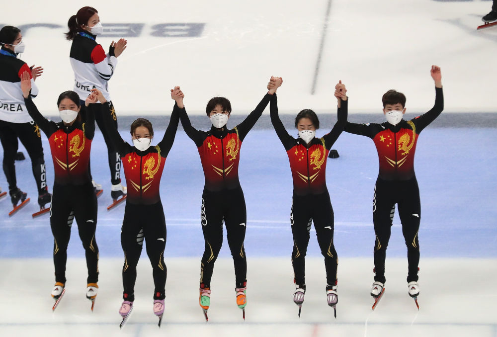 获得女子3000米接力冠军的中国队在颁奖仪式上庆祝。新华社记者 曹灿 摄