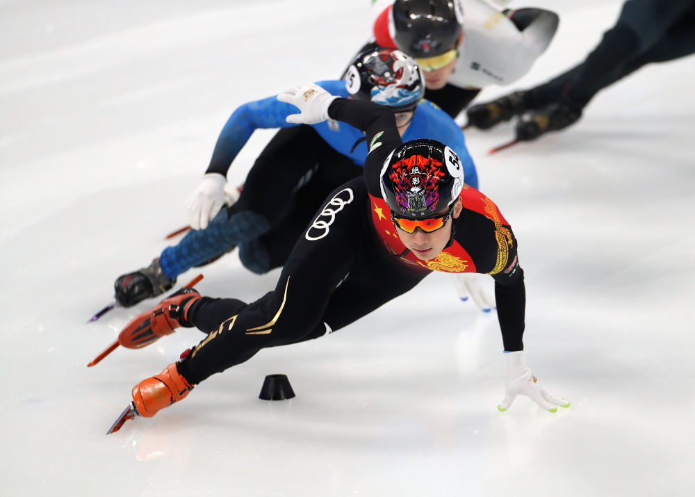 任子威（前）在男子1000米四分一决赛中。新华社记者 曹灿 摄