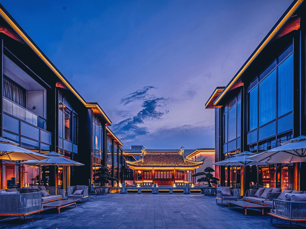 平湖万怡酒店的设计巧妙结合了东方园林的造景特色,采用灰色与白色为