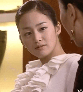 2003年,她在《天国的阶梯》里,饰演嚣张女二,美得张扬,一度抢了女主