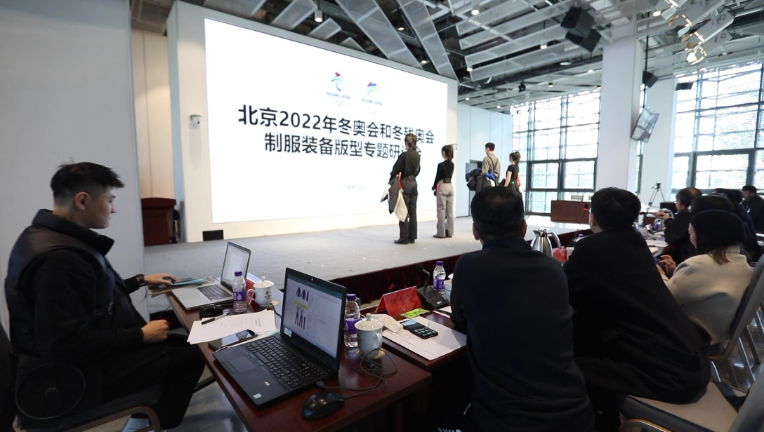 为了同时满足穿着者的共同需求和个性化需求，北京冬奥组委进行了多轮的版型调整优化。