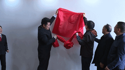 市人民法院党组书记,院长杨海兵,山西金岩工业集团董事长温克忠共同为