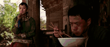 《白鹿原》里的黑娃,穿上衣服能下地干活,大口吃面.