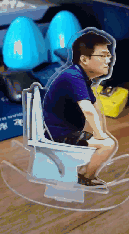 但相信李飞一定会在办公室里穿着他最钟爱的拖鞋,边喝茶边看自己的热