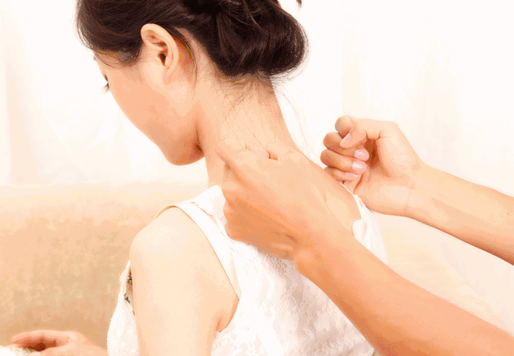 捶背:捶背又分自我捶打和他人捶打.