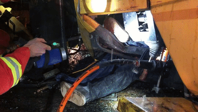 丹寨发生一起铲车侧翻事故,1人被困在车内